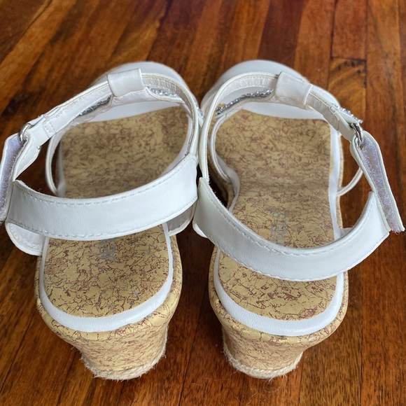 Jewels Princess Dress Shoes for Girls - Picture 7 of 15